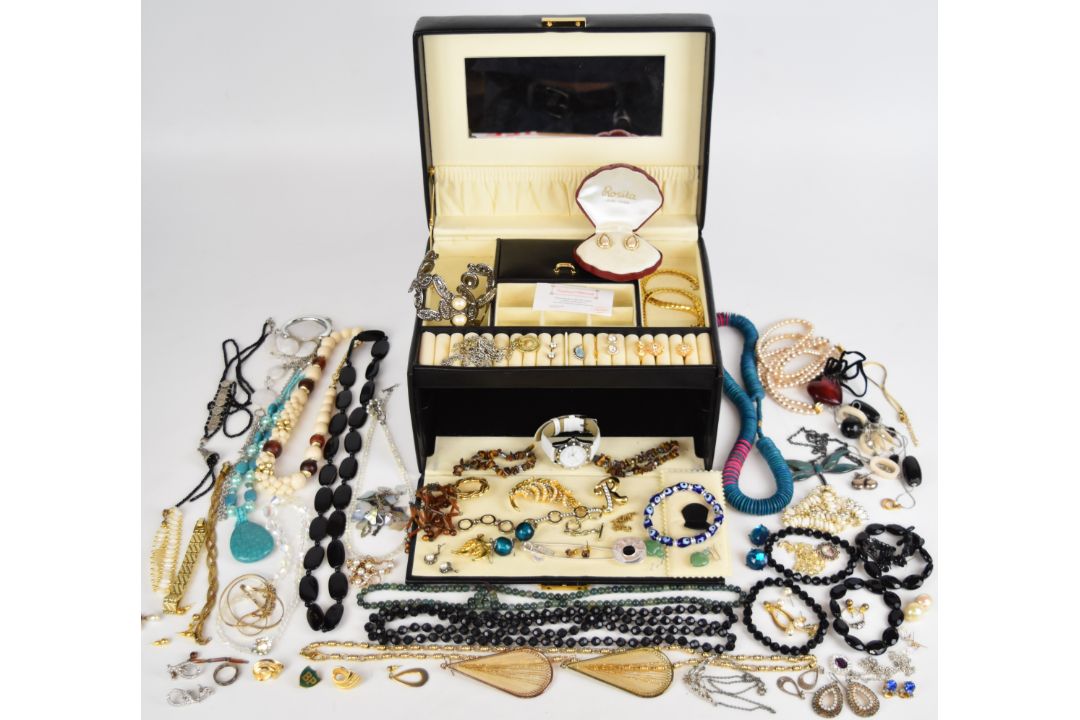 A collection of jewellery including vintage earrings, silver earrings, two silver rings, and a - Image 1 of 2