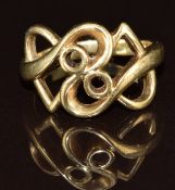 A 9ct gold ring in the form of two hearts, 4.1g, size K