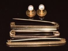 Three 9ct gold brooches / tie pins and two 9ct gold studs set with pearls, 6g