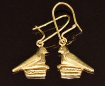 A pair of 18k gold earrings in the form of a Zimbabwe bird, 3.9g