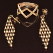 A 9ct gold ring and a pair of 9ct gold earrings, 6g, size O