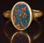 An 18ct gold signet ring set with bloodstone, Birmingham 1925, 6.4g, size R