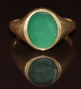 A 9ct gold signet ring set with green agate, 4.1g, size U