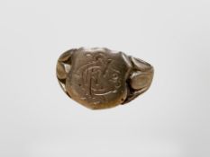 A 9ct gold gent's signet ring, size R. CONDITION REPORT: 5.