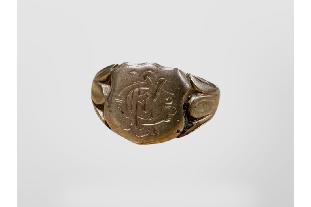 A 9ct gold gent's signet ring, size R. CONDITION REPORT: 5.