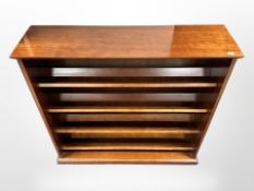 A reproduction mahogany bookshelf, 90cm x 25cm x 85cm.