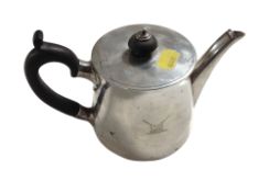 A Victorian silver teapot, London marks, height 12cm. CONDITION REPORT: 548.4g.