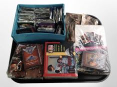 A group of trading cards : Lord of the Rings, Saturday Night Live!, History War, etc.