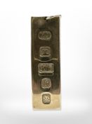 A 9ct yellow gold ingot, London 1977. CONDITION REPORT: 30.7g.