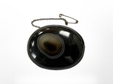 An antique agate brooch mounted in yellow metal, 4.5 cm x 3.