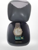 A gent's Seiko quartz calender wristwatch, case 31mm, in Seiko box.