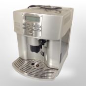 A De'Longhi Magnifica automatic cappuccino coffee-making machine.