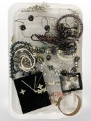 A small tray of costume jewellery including banded agate, hat pin,