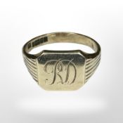 A 9ct yellow gold gent's signet ring, size V. CONDITION REPORT: 5.8g.