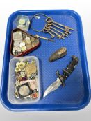 Military folding clip knife, further knife, group of keys, lapel badges, coins,