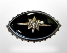 A Victorian 15ct gold agate and pearl memoriam brooch, length 38 mm.