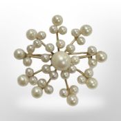 A yellow gold pearl brooch, diameter 4cm.