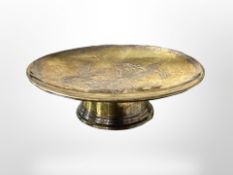 A silver pedestal bow, London marks, diameter 13 cm CONDITION REPORT: 127.