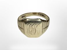 A 9ct gold signet ring, size Q CONDITION REPORT: 3.
