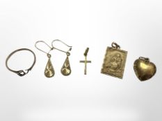 A pair of 18ct gold filigree earrings, a 9ct gold ring (a/f), a small gold crufix,