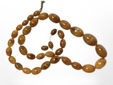 An amber coloured beaded necklace (Af)