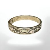 A 9ct gold oak leaf motif band ring, size W CONDITION REPORT: 3.