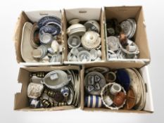 A large quantity of 20th century dinner wares, willow pattern dinner plates,