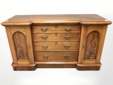 A Victorian mahogany inverted breakfront sideboard, 155 cm x 55 cm x 86 cm.