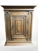 A 20th century oak single door wall cabinet, 55 cm x 31 cm x 72 cm.