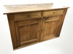 An early 20th century oak sideboard, 134 cm x 56 cm x 84 cm.