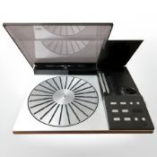 A Bang & Olufsen Beogram 8000 turntable, with lead.