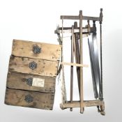 Four vintage pine crates, width 45 cm, and four wooden saws.