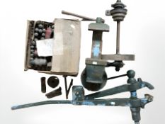 A large quantity of electronic valves,