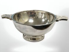 A silver quaiche, London 1977. CONDITION REPORT: 158.8g.