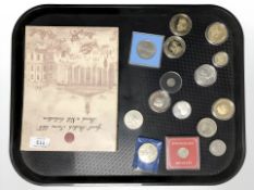 A group of coins to include commemorative editions, Crowns, Isle of Man £1,