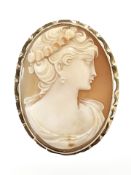A 9ct yellow gold cameo brooch, 43 mm x 34 mm.