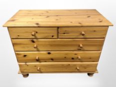 A contemporary pine five drawer chest, 91 cm x 45 cm x 69 cm.
