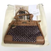 A Danbury Mint personalised tan leather handbag, bearing the initials 'VL'.