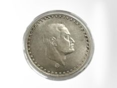 An Egyptian 1 pound 0.720 silver coin, 25g.
