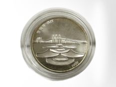 A Portuguese 500 Escudos (Return of Macau to China) 0.925 silver coin, 14g.
