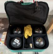 A set of Henselite classic deluxe size 2 heavy bowling bowls in carry bag