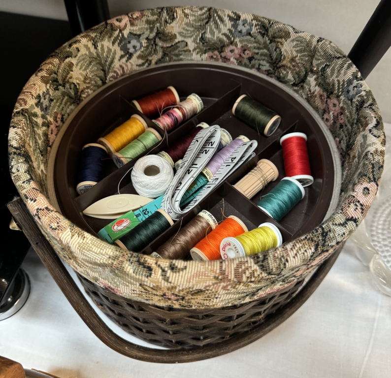 A vintage sewing box & contents - Image 3 of 3
