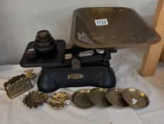 Vintage cast iron Weylux kitchen scales with brass pan, weights & a selection of brass items