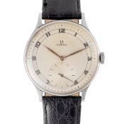 A GENTLEMAN'S SIZE STAINLESS STEEL OMEGA WRIST WATCH CIRCA 1939, REF. 2317/9 WITH TWO TONE SILVER