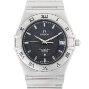 A GENTLEMAN'S SIZE STAINLESS STEEL OMEGA CONSTELLATION PERPETUAL CALENDAR QUARTZ BRACELET WATCH
