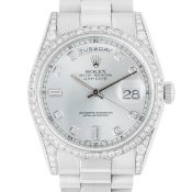 A FINE GENTLEMAN'S SIZE PLATINUM ROLEX OYSTER PERPETUAL DAY DATE BRACELET WATCH CIRCA 2000, REF.