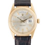 A GENTLEMAN'S SIZE 18K SOLID YELLOW GOLD ROLEX OYSTER PERPETUAL DAY DATE WRIST WATCH CIRCA 1962,