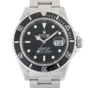 A GENTLEMAN'S SIZE STAINLESS STEEL ROLEX OYSTER PERPETUAL DATE SUBMARINER BRACELET WATCH CIRCA 1989,