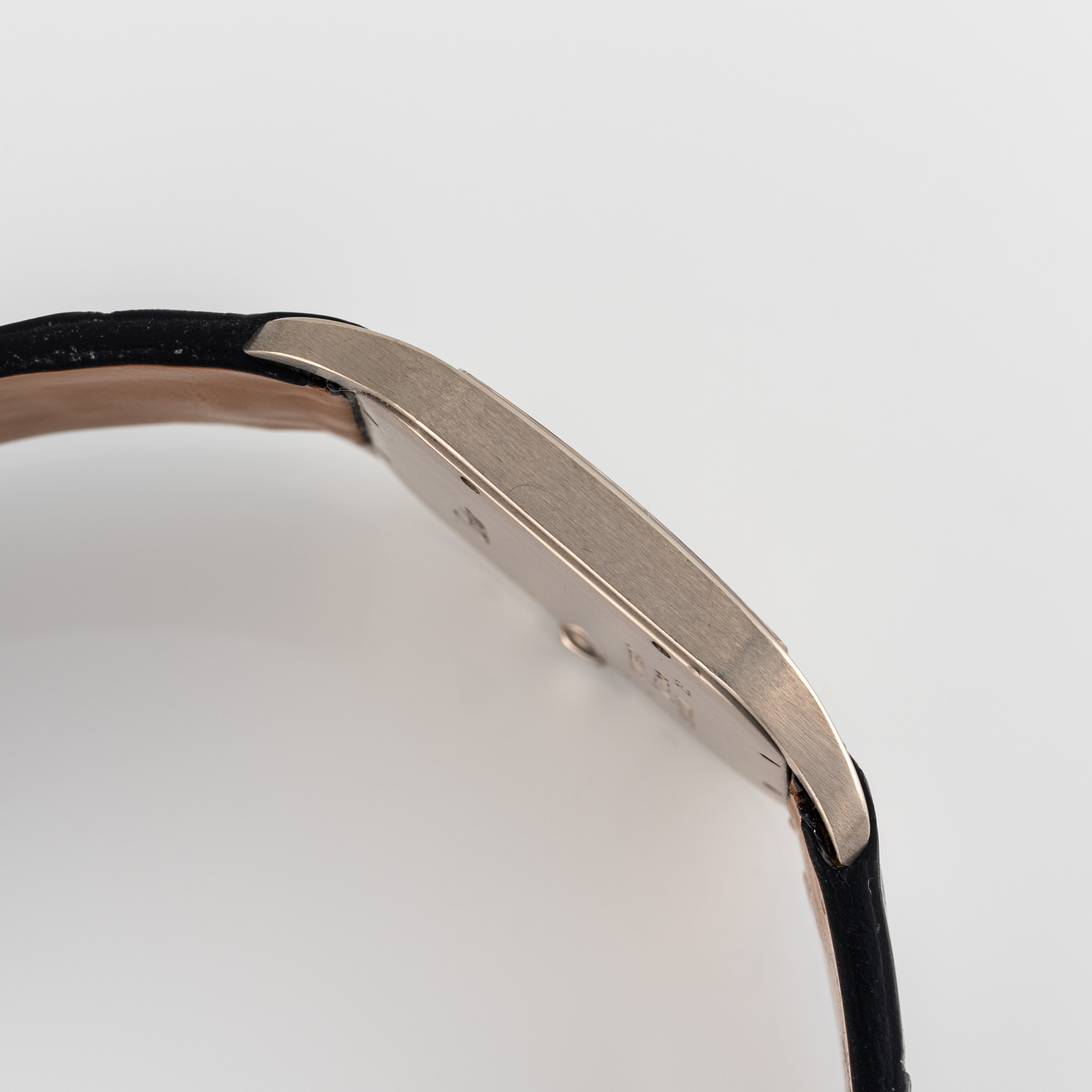 A GENTLEMAN'S SIZE 18K WHITE GOLD CARTIER SANTOS DUMONT WRIST WATCH CIRCA 2000s, REF. 2651 Movement: - Image 5 of 8