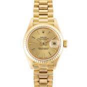 A LADY'S 18K SOLID GOLD ROLEX OYSTER PERPETUAL DATEJUST BRACELET WATCH CIRCA 1985, REF. 69178
